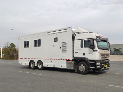 重汽汕德卡後雙橋指揮車