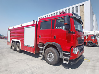 豪沃11噸幹粉泡沫聯用消防車