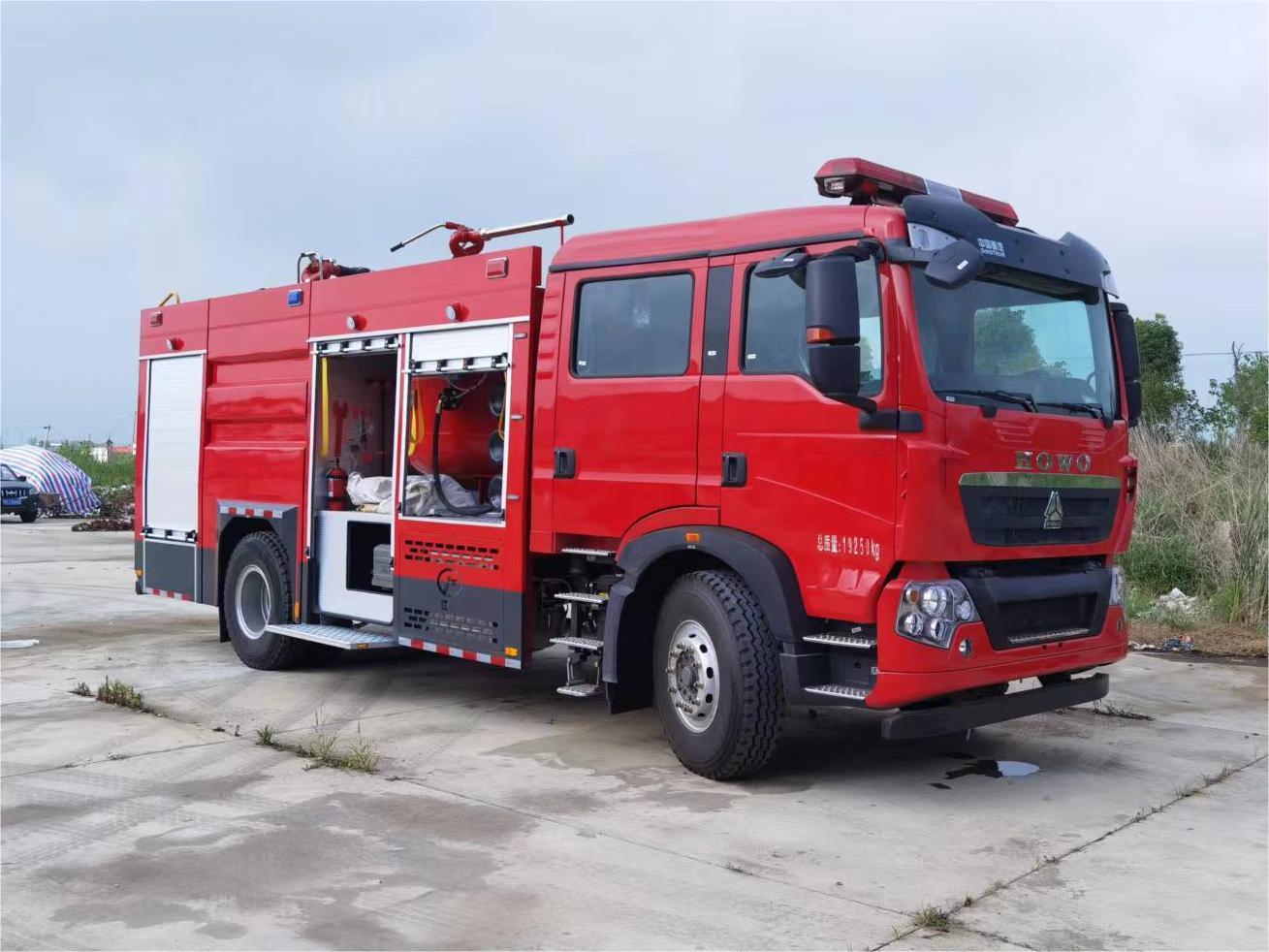 豪沃7噸幹粉水聯用消防車